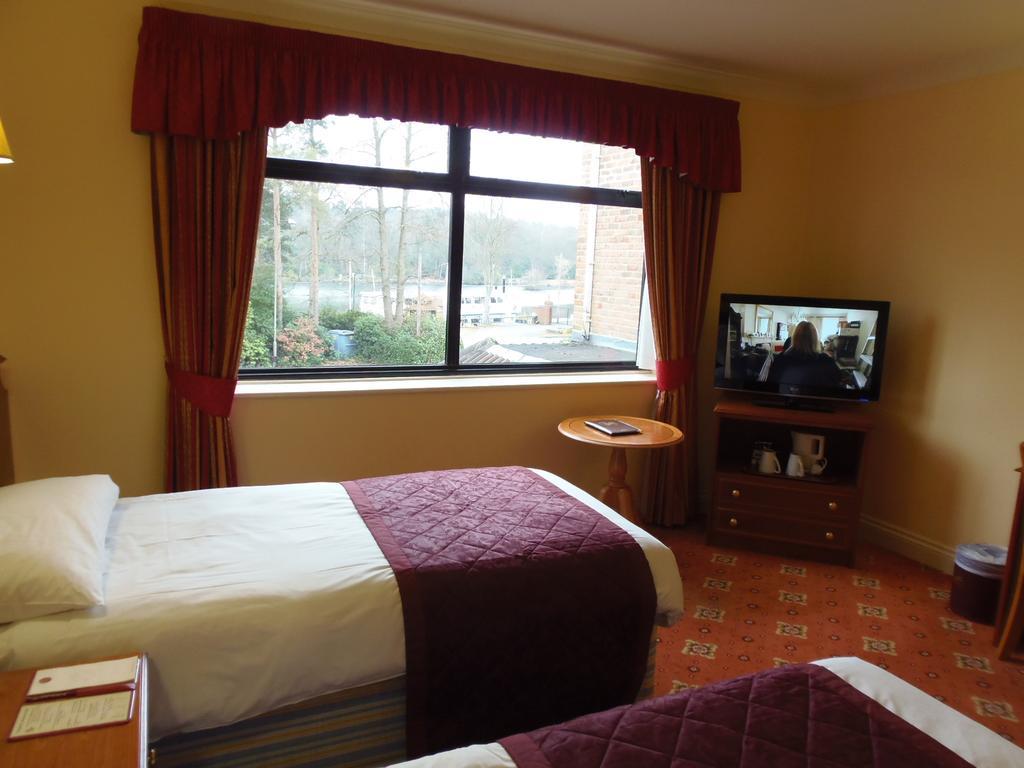 Lakeside Continental Hotel Camberley Exterior photo