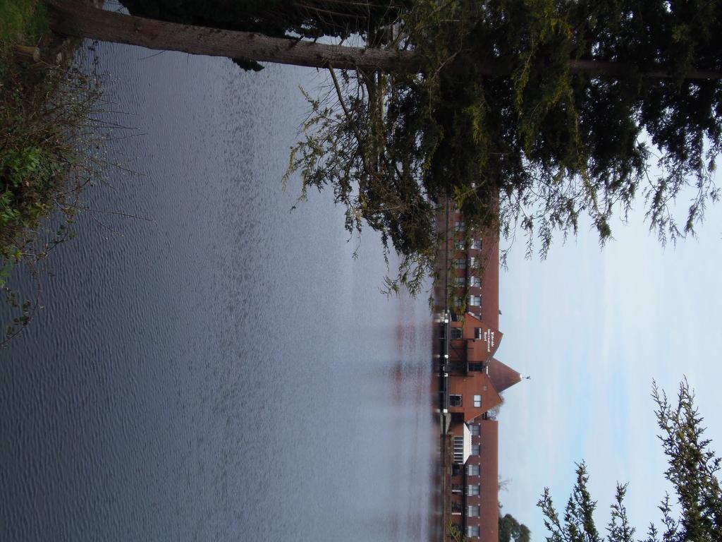 Lakeside Continental Hotel Camberley Exterior photo