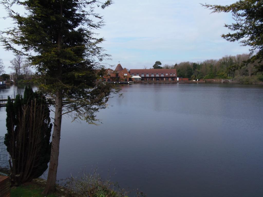 Lakeside Continental Hotel Camberley Exterior photo