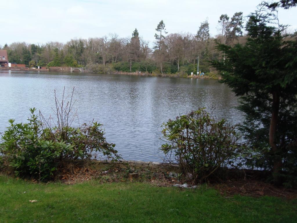 Lakeside Continental Hotel Camberley Exterior photo