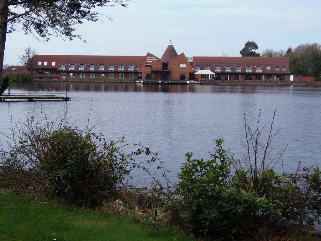 Lakeside Continental Hotel Camberley Exterior photo