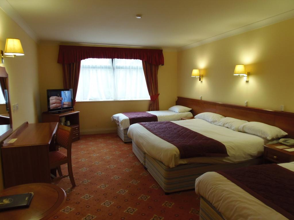 Lakeside Continental Hotel Camberley Exterior photo