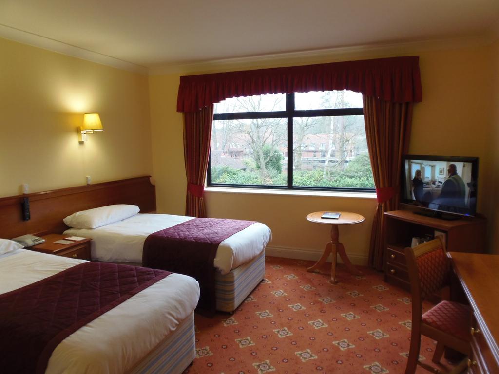 Lakeside Continental Hotel Camberley Exterior photo