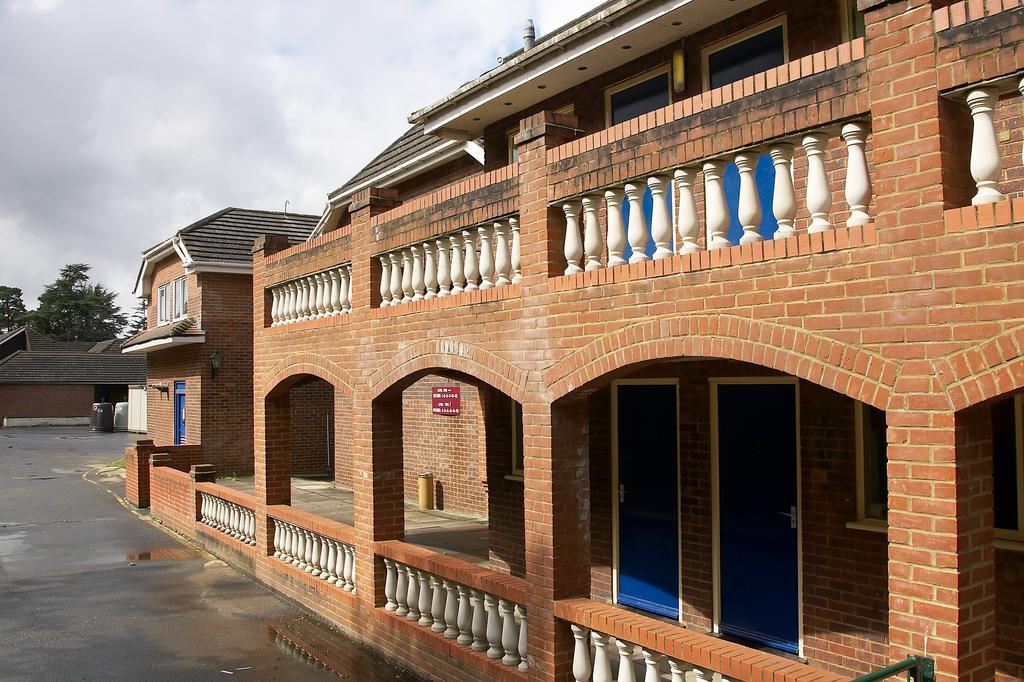 Lakeside Continental Hotel Camberley Exterior photo